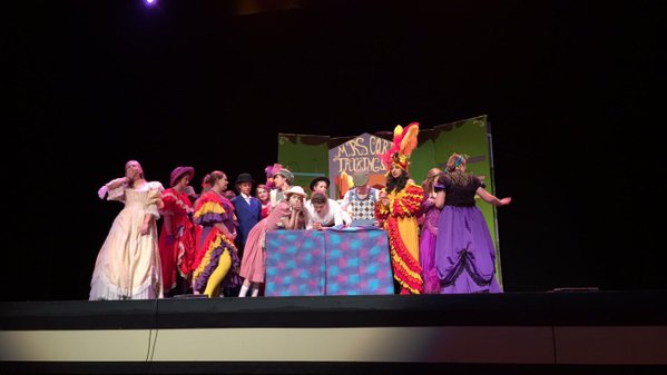 Cast Soars in Mary Poppins