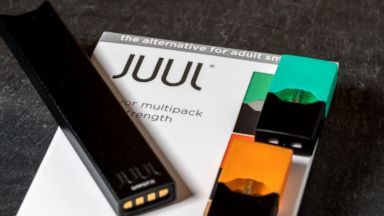 Juul device, along with the Mango and Cool Mint pod.